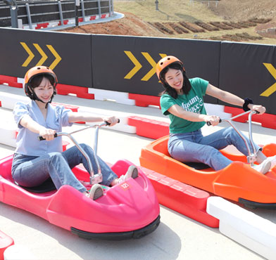 사람들이 갯벌에서 놀고 있는 모습