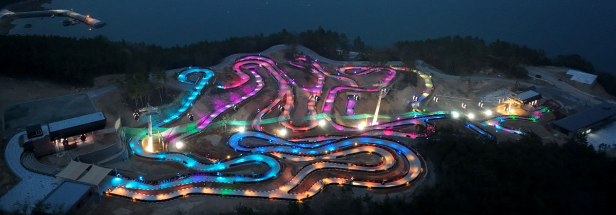 향일암 일출기원한마당 축제- 해돋이를 감상하고 있는 관객들