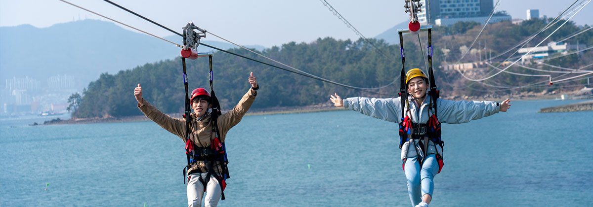 향일암 일출기원한마당 축제- 해돋이를 감상하고 있는 관객들