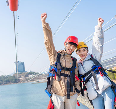 사람들이 갯벌에서 놀고 있는 모습