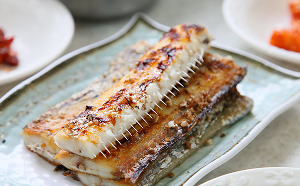 갈치구이가 먹기좋게 그릇에 있는 모습