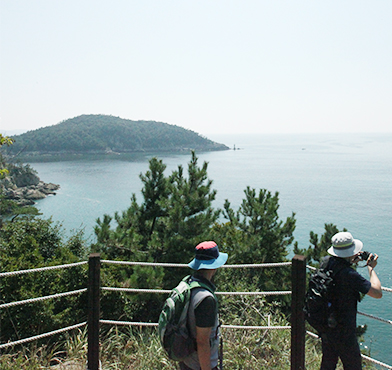 바다를 향해 사진을 찍는 사람들