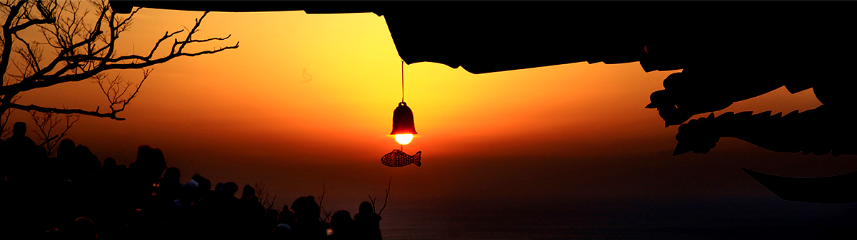 향일암에서 일출을 구경하는 모습