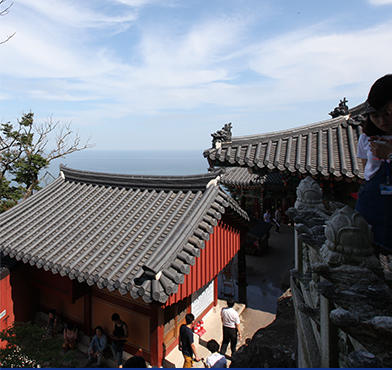 바다를 바라보는 풍경이 아름다운 향일암