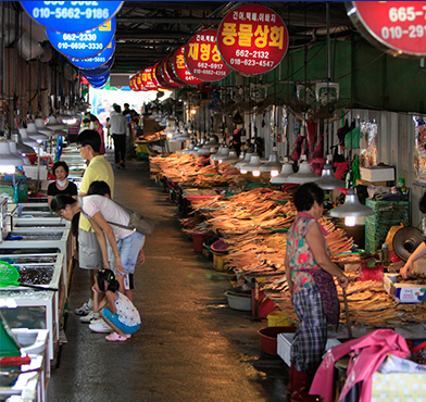 상인들과 손님들의 모습이 담긴 수산시장 골목