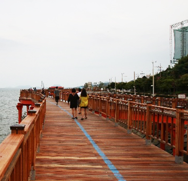 소호동동다리를 걷고 있는 사람들을 뒤에서 찍은 사진