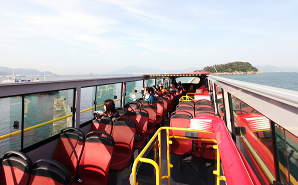 2층에 앉아 창문을 바라보는 사람들