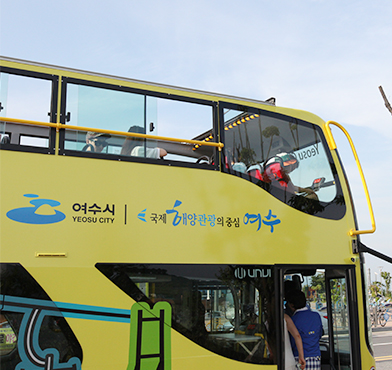 관광객이 시티투어 버스에 탑승하는 모습