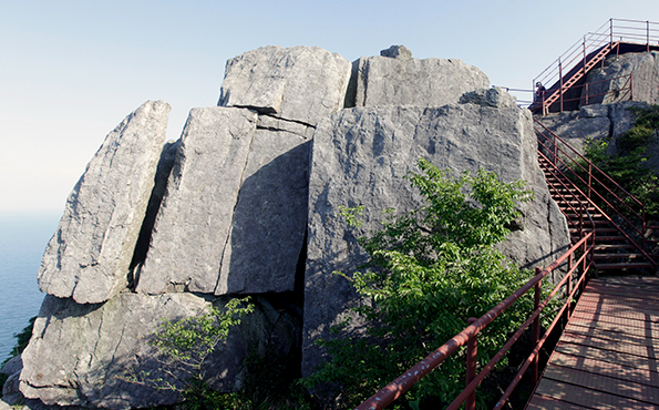 아름다운 기암덩어리의 명산 금오산