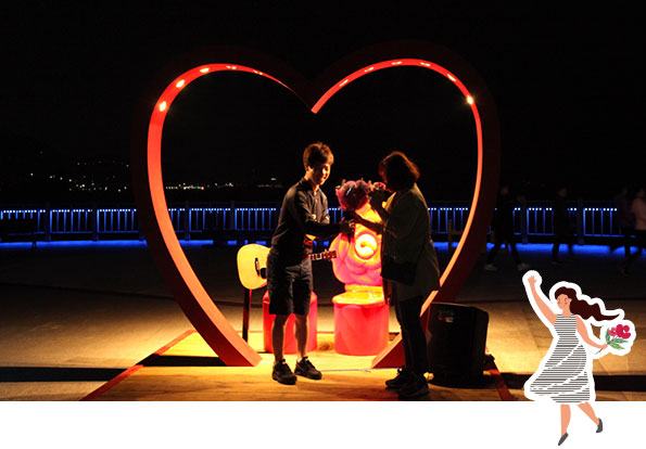 해양공원에서 고백하는 모습