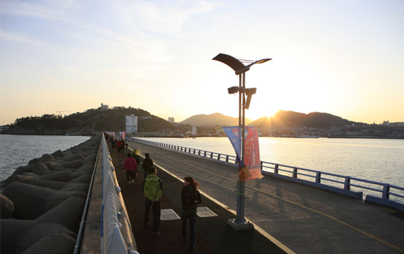 오동도 길을 걷고 있는 사람들