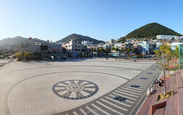 사람이 없는 이순신광장 전경