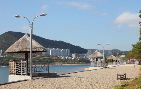 자갈밭과 그늘을 만들어주는 파라솔이 있는 웅천친수공원