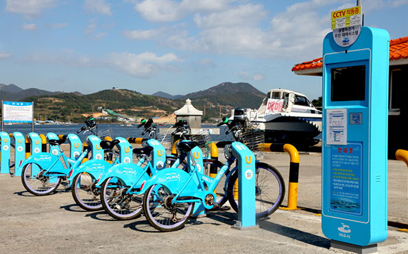 요트마리나에 자전거를 나란히 세워놓은 모습