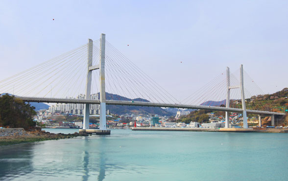 기다란 거북선대교 위로 해상케이블카가 움직이고 있는 모습