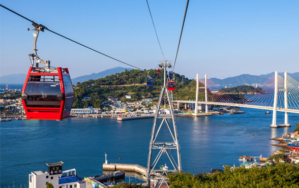 해상케이블카 뒤로 이순신대교가 보이는 모습