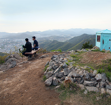 고락산 정상에서 등산객 2명이 벤치에 앉아 쉬고있는 모습