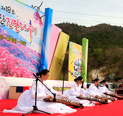 무대에서 연주하고 있는 모습