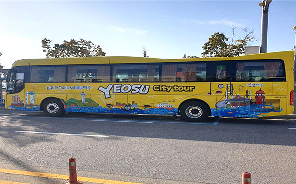 시티투어 버스의 옆모습