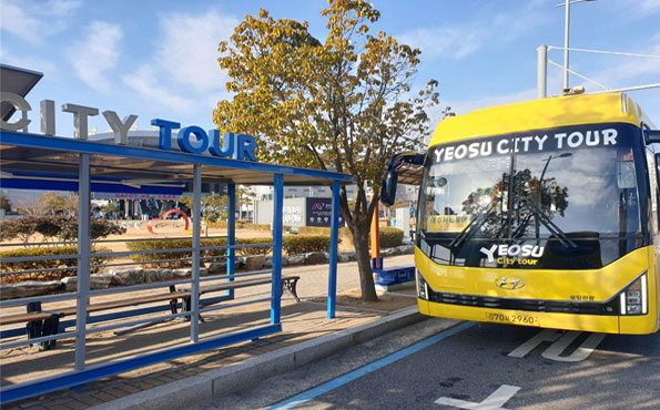 시티투어 버스 정류장에 서있는 시티투어 버스