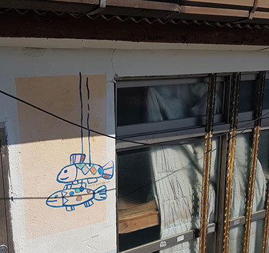 물고기 두마리가 걸려잇는 그림