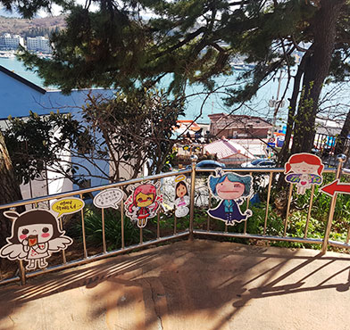 캐리커져들이 난간에 매달려 있음.