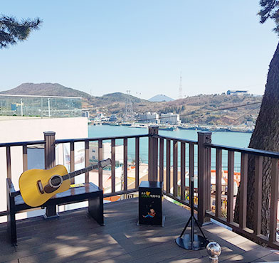 기타와 스피커 등이 있는 버스커 포토존