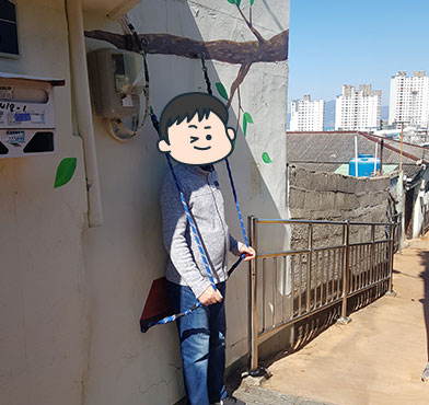 트릭아트 포토존에서 그네타는 사진