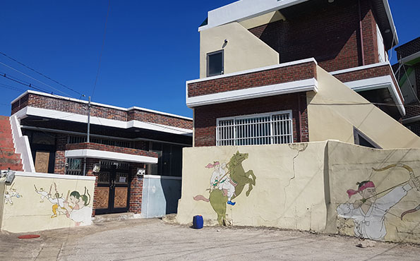 말을 타고 활을 쏘는 그림