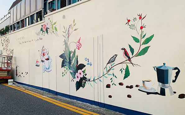 꽃과 새 그림이 있는 벽화
