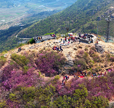 영취산 정상에 오른 관광객들의 모습