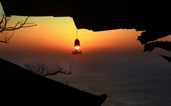 향일암에서 바라본 노을진 바다