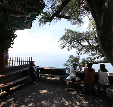 관음전에서 사람들이 앉아있는 모습