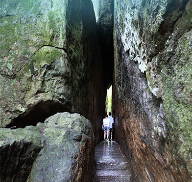 대웅전 가는길의 좁은 바위틈에 사람들이 있는 모습