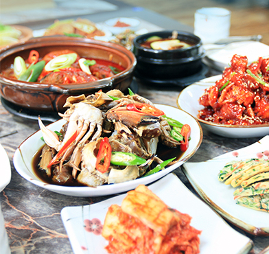 간장게장,양념게장이 한상에 여러반찬들과 잘 어울러져있는 모습