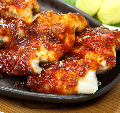 양념한 장어를 구워 접시에 가지런히 잘 놓여있는 모습