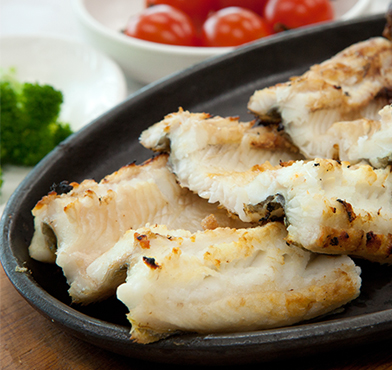 소금구이 한 장어를 접시에 가지런히 잘 놓여있는 모습