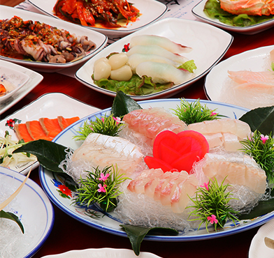 여수한정식중 해물한정식이 상에 잘 놓여있는 모습