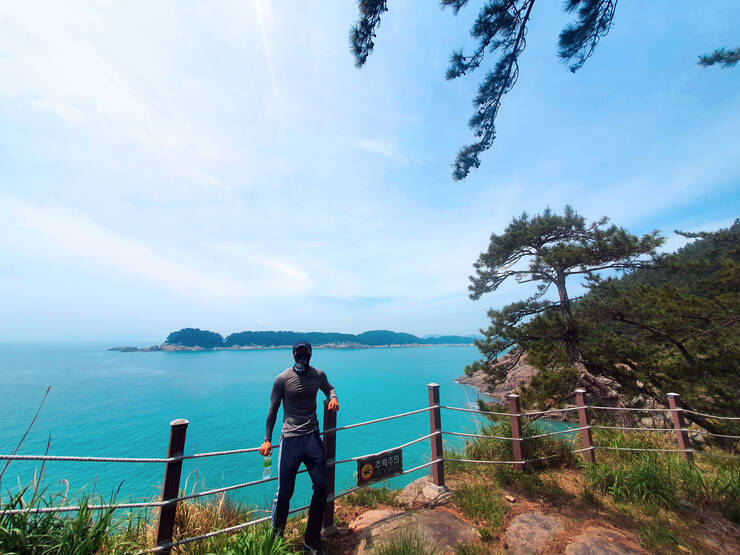 바다와 산이 조화롭게 어울려 있는 개도의 풍광입니다. 