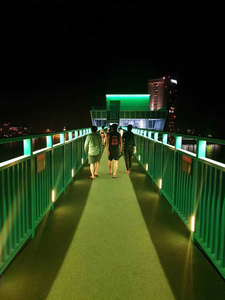 친구들과 케이블카를 탄 후 걸어가는 뒷 모습