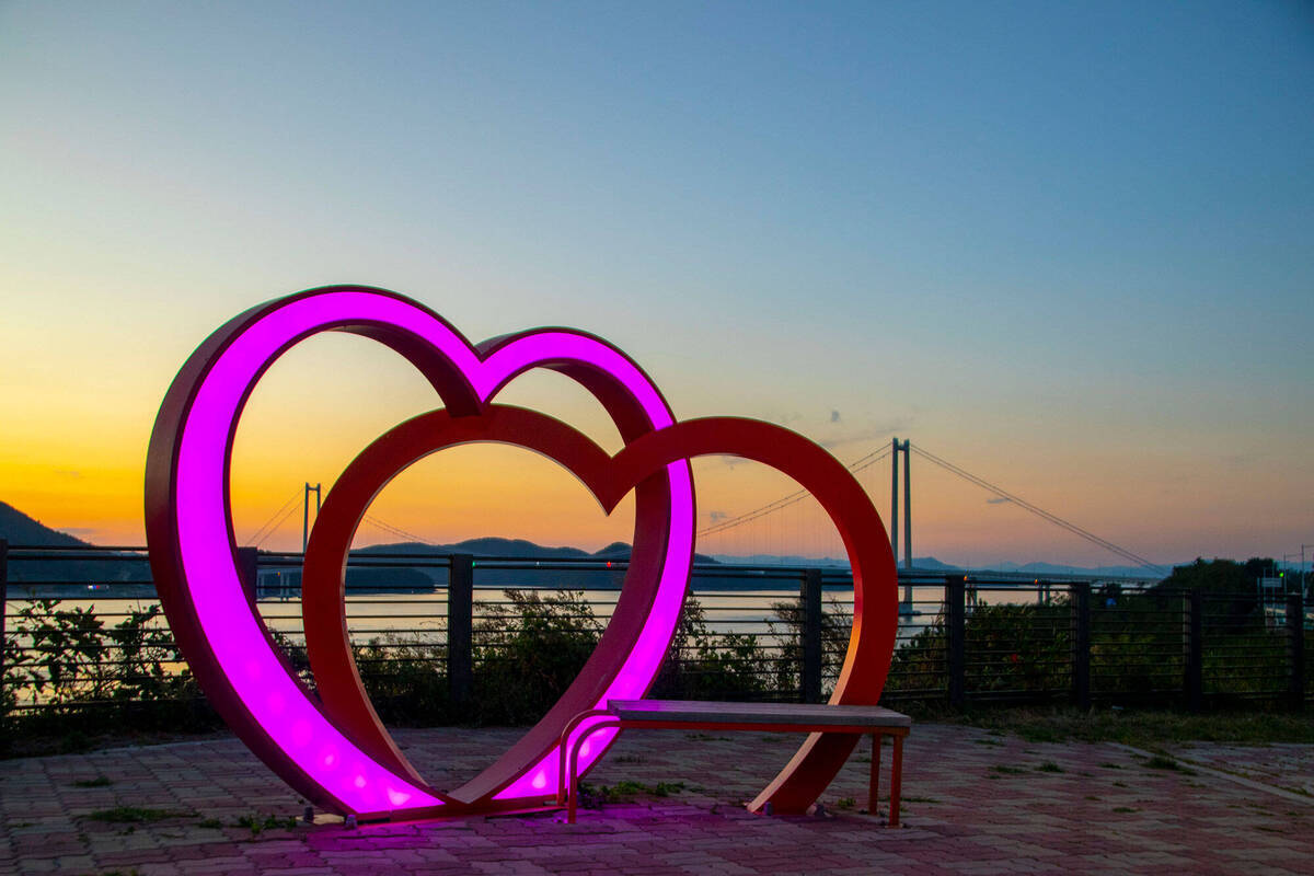 두개의 하트가 겹쳐있는 조형물