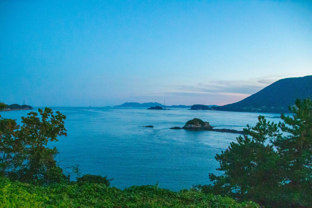 어두워지고 있는 저녁 전망대에서 바라본 있는 바다 전경