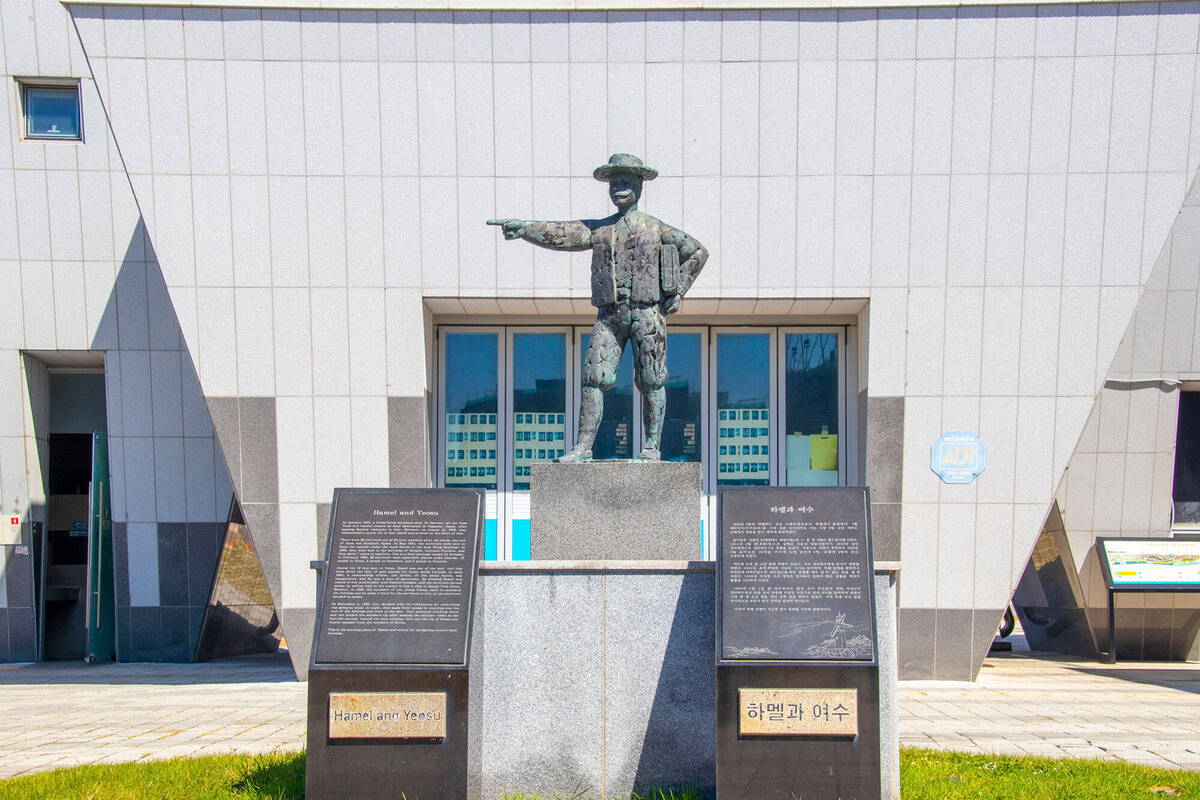 하멜과 여수 동상으로 남자아이가 손가락으로 옆을 가르키고 있느 모습