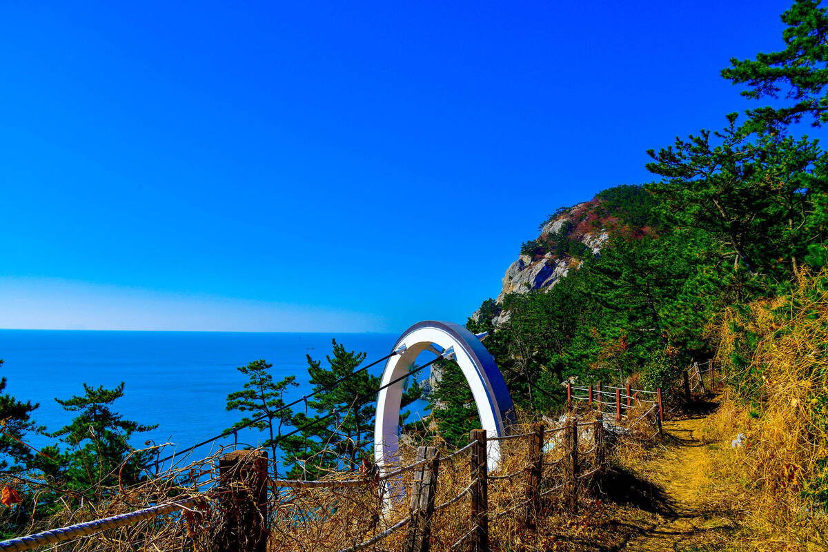 출렁다리 뒤로 보이는 산과 바다 전경