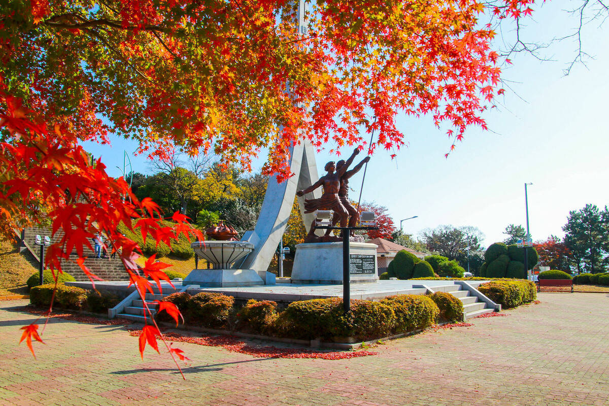 돌산대교준공기념탑 측면 모습