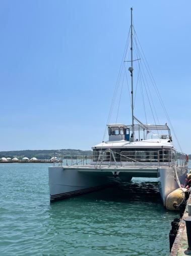 바다 위에 요트가 있는 전경