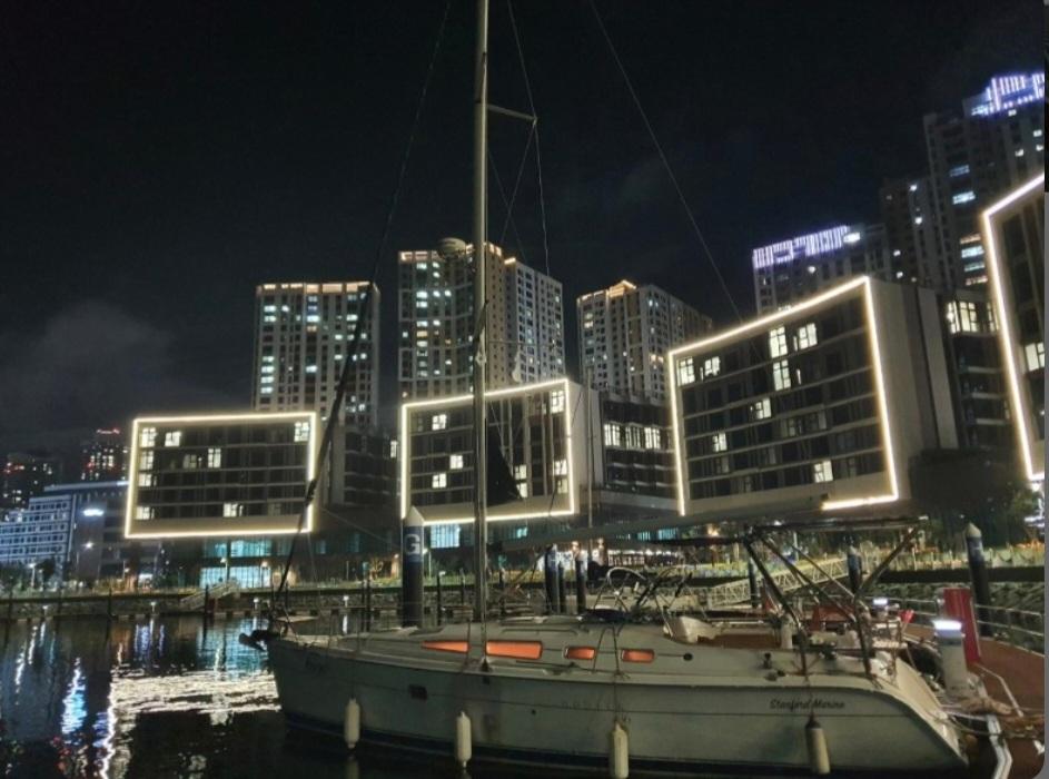 밤 항구에 정박해있는 요트사진