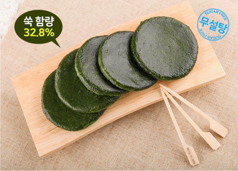 쑥 함량 32.8% 쑥개떡이 나무접시에 올라가있는 사진