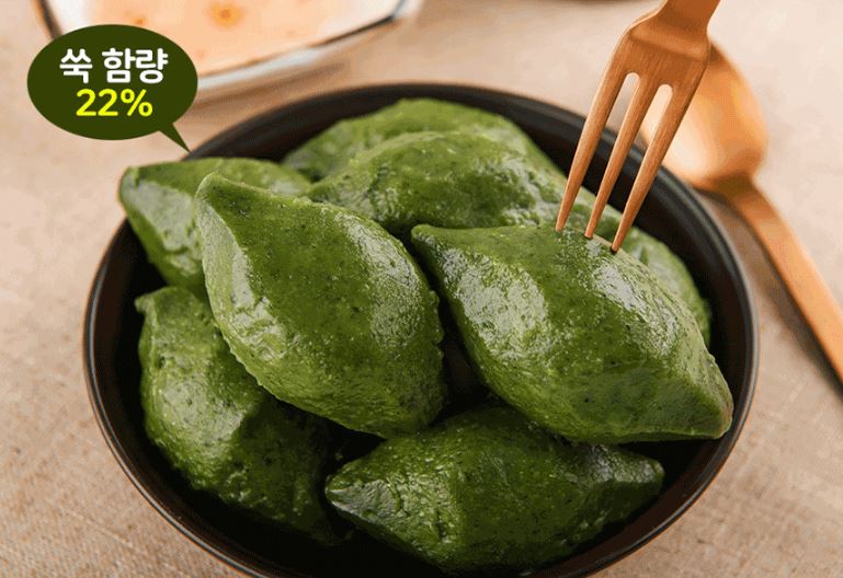 쑥 함량 22% 쑥송편이 접시에 담아져있으면 포크로 찍은 사진