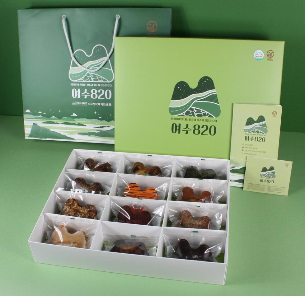 여수 820이라고 적힌 포장용기와 섬휘낭시에가 케이스에 담겨져있는 사진
